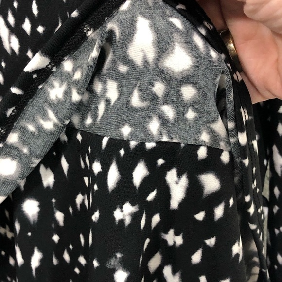 ELLEN TRACY - BLACK & WHITE SLINKY TOP / BLOUSE- SZ LARGE -GREAT CONDITION - B14 - Picture 12 of 13